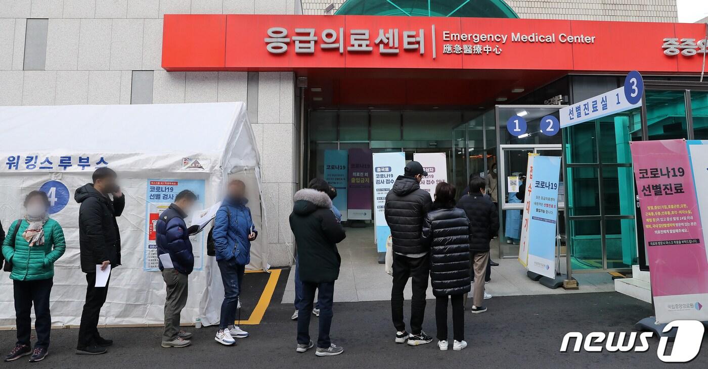 본문 이미지 - 27일 오전 서울 중구 국립중앙의료원에 마련된 선별진료소에서 내원객들이 코로나19 검체 채취를 위해 줄을 서서 대기하고 있다. 방역당국과 서울시 등 각 지방자치단체가 전날 0시부터 오후 6시까지 중간 집계한 신규 확진자는 총 349명으로 이날 오전 발표될 신규 확진자 역시 500명 선을 넘을 것으로 예상된다. 2020.11.27/뉴스1 ⓒ News1 김진환 기자