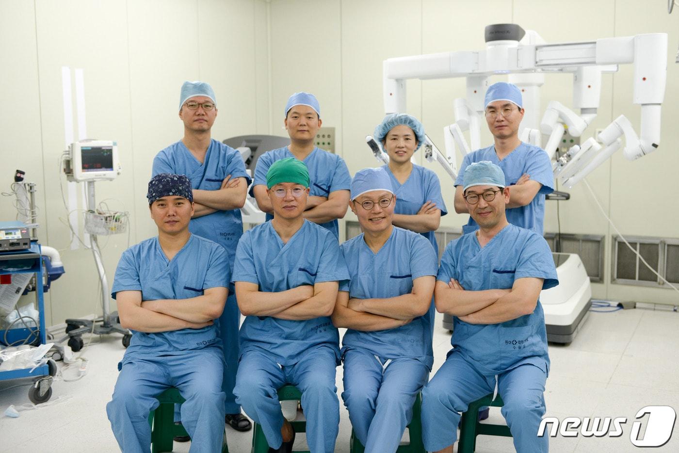 동아대학교병원 로봇수술센터 정상석, 이동근, 조연진, 박정우, 강성화, 김관우, 배종운, 김태효 교수(위 왼쪽부터). ⓒ 뉴스1