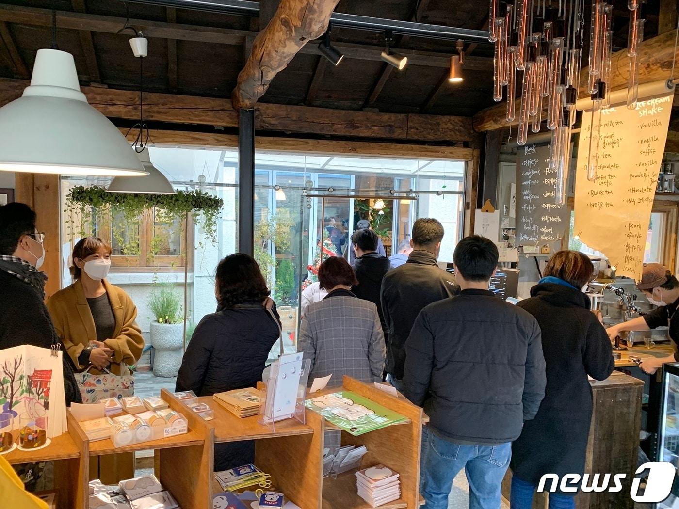 본문 이미지 - 27일 충북 충주시가 지현동 '사과나무 이야기길'과 성내성서동 '청년 가게'가 도새재생사업 모범사례로 인정받고 있다고 밝혔다. 사진은 지방공무원교육원 교육생의 청년 가게 견학 모습.(충주시 제공)2020.11.27/ⓒ 뉴스1