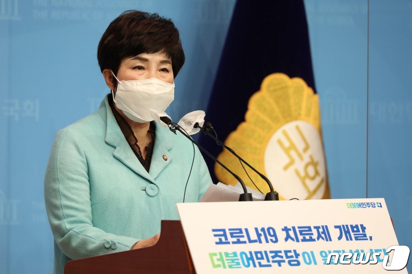 본문 이미지 - 전혜숙 더불어민주당 국난극복 K-뉴딜위원회 공동위원장이 27일 오전 서울 여의도 국회 소통관에서 코로나19 임상사전의향서 발표 기자회견을 열고 사전임상시험참여를 호소하고 있다. 2020.11.27/뉴스1 ⓒ News1 성동훈 기자