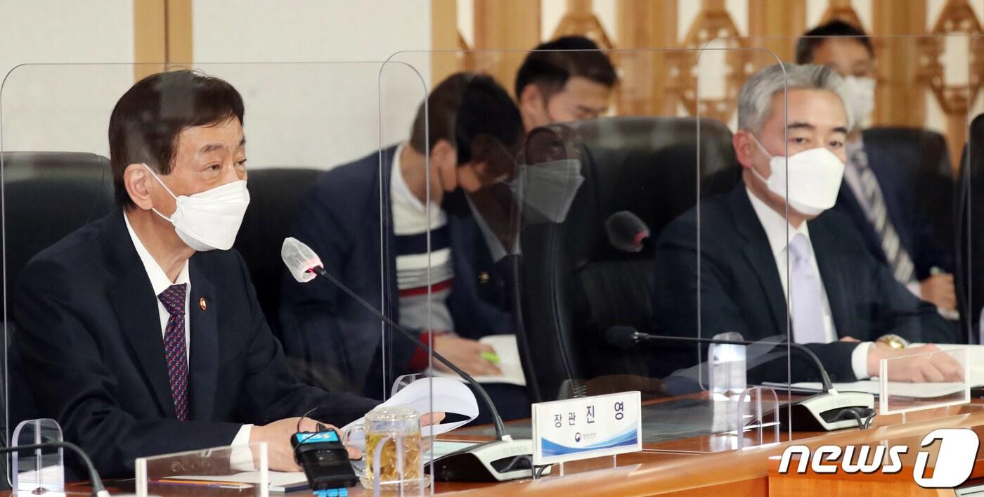 진영 행정안전부 장관이 27일 서울 종로구 세종로 정부서울청사에서 열린 중앙·지방정책협의회에 참석하고 있다. 이날 회의 참석자들은 지자체 주도의 탄소 중립 추진 동참, 2021학년도 수능과 대학별평가 방역관리 및 수험생 지원 협조 등을 논의했다. 2020.11.27/뉴스1 ⓒ News1 김명섭 기자