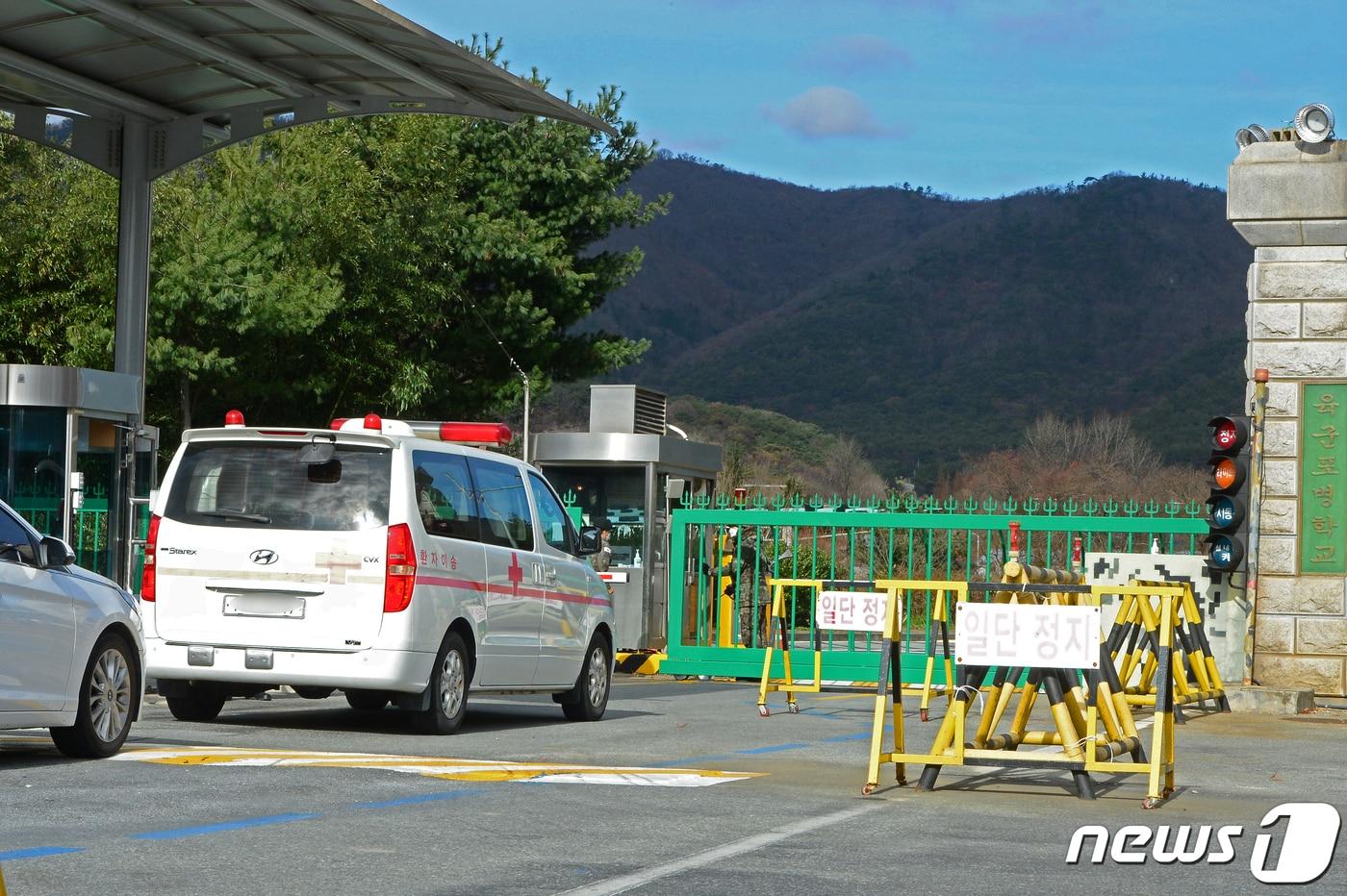 본문 이미지 - 28일 오전 전남 장성군 삼계면 상무대 정문 앞에서 구급차가 영내로 들어가고 있다. 2020.11.28/뉴스1 ⓒ News1 정다움 기자