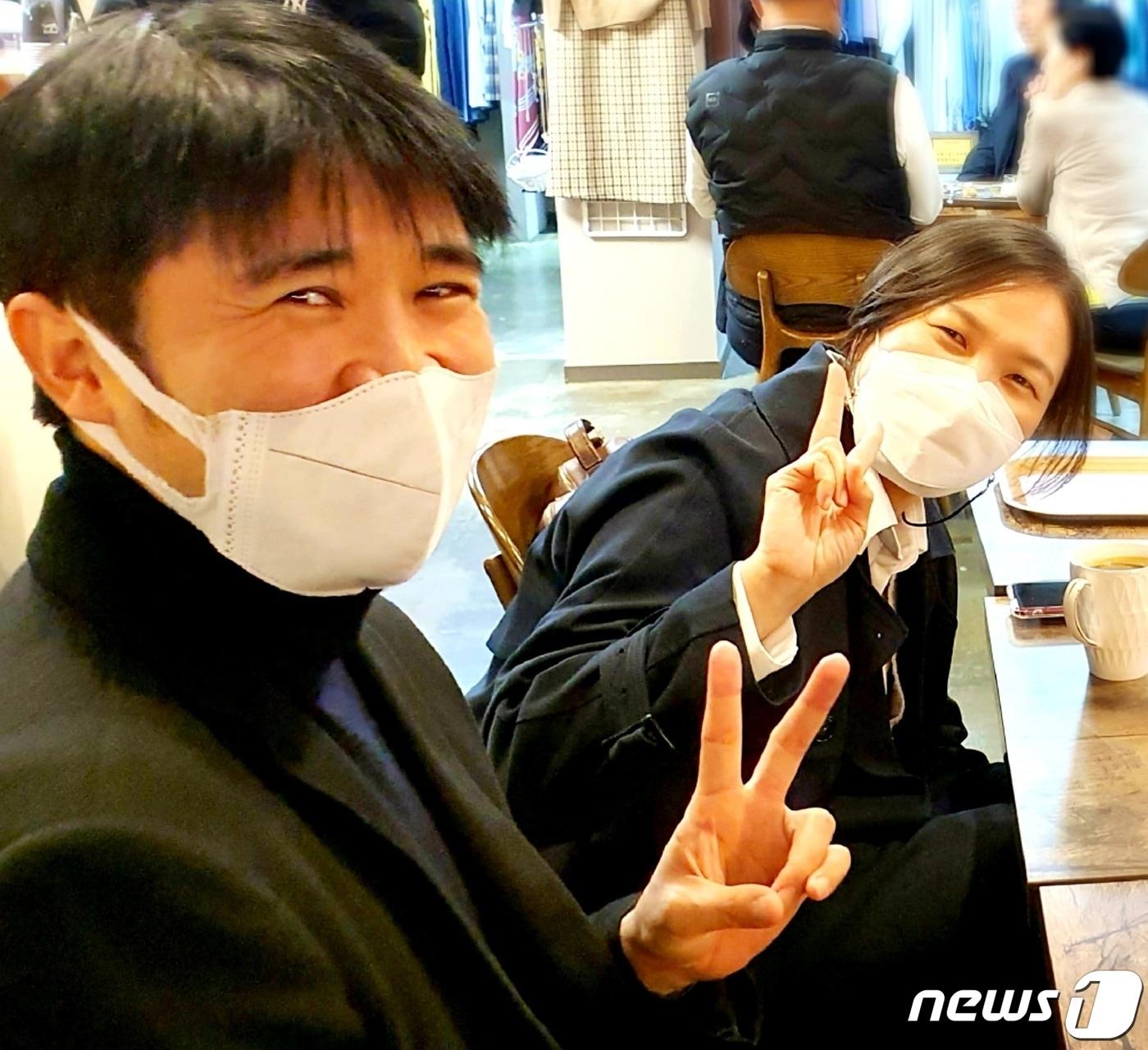 본문 이미지 - 실천교육교사모임 3대 회장단에 당선된 한희정 회장(오른쪽)과 천경호 수석부회장(왼쪽) (실천교육교사모임 제공) 2020.11.28./뉴스1 ⓒ 뉴스1