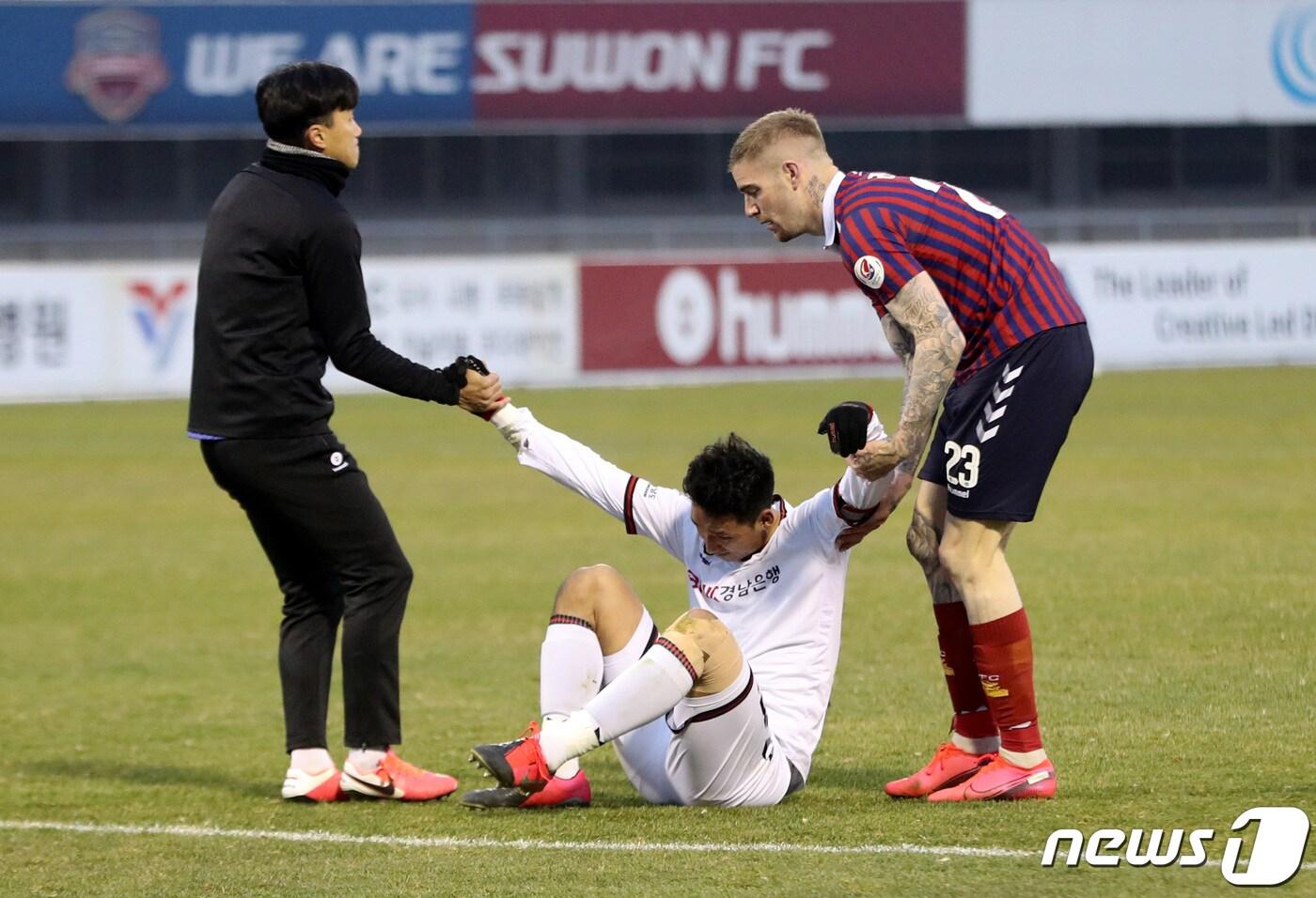 본문 이미지 - 29일 오후 경기도 수원시 장안구 수원종합운동장에서 열린 하나원큐 K리그2 2020 승격 플레이오프 수원FC와 경남FC의 경기에서 승격하지 못한 경남 선수들이 아쉬워하고 있다. 2020.11.29/뉴스1 ⓒ News1 조태형 기자