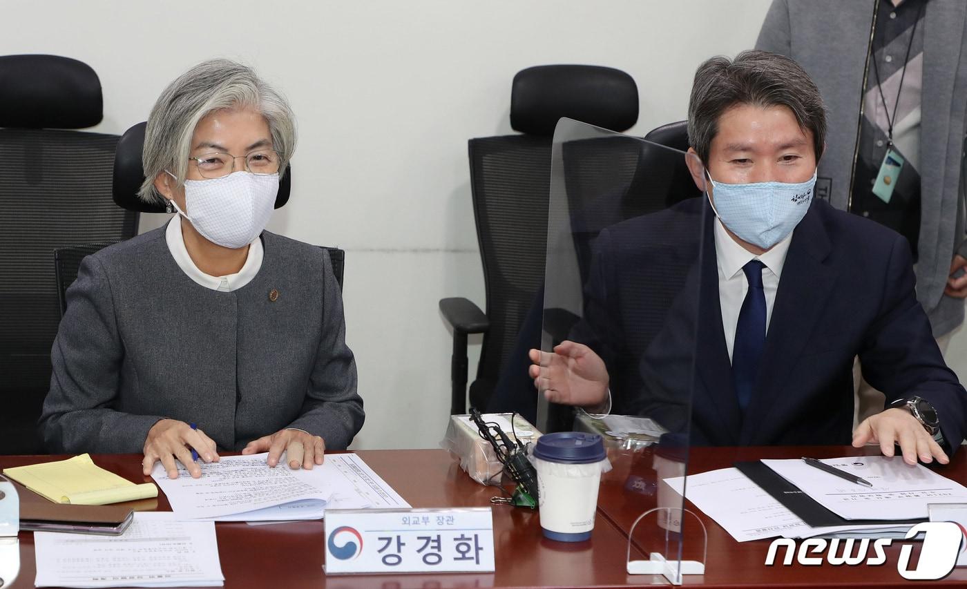 본문 이미지 - 강경화 외교부 장관(왼쪽)과 이인영 통일부 장관이 3일 오전 서울 여의도 국회 의원회관에서 열린 더불어민주당 외교통일위원회 당정협의에서 대화하고 있다. 2020.11.3/뉴스1 ⓒ News1 신웅수 기자