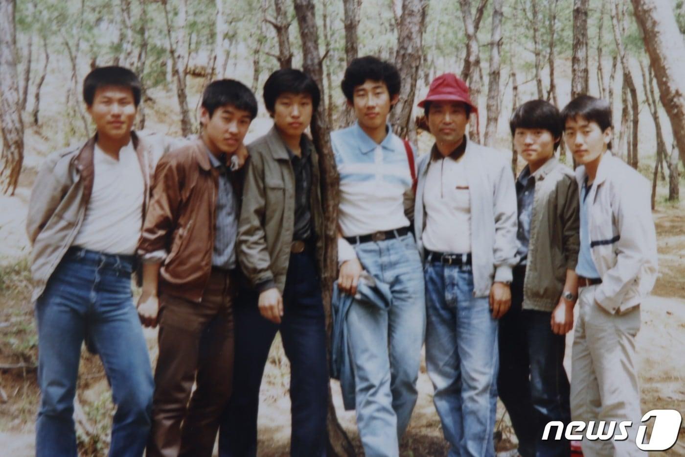 본문 이미지 - 석산고 1학년들의 5·18민주화운동 작문집을 주도했던 이상윤 교사(빨간 모자·5·18민주화운동기록관 제공) /ⓒ 뉴스1