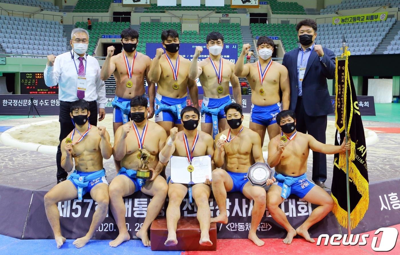 본문 이미지 - 증평인삼씨름단이 57회 대통령기씨름대회 단체전과 개인전 우승을 했다.(증평군 제공)ⓒ 뉴스1
