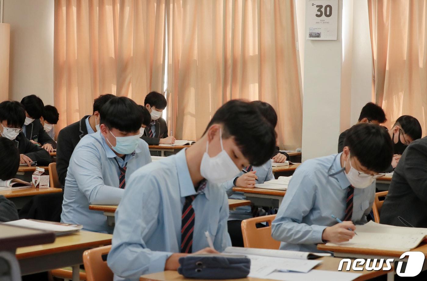 본문 이미지 - 2021학년도 대학수학능력시험을 30일 앞둔 3일 전북 전주시 호남제일고등학교에서 고3 수험생들이 수험공부에 전념하고 있다. 2020.11.3 /뉴스1 ⓒ News1 유경석 기자