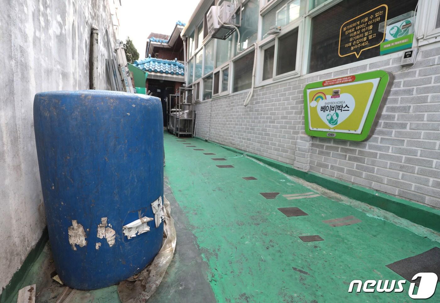 본문 이미지 - 3일 서울 관악구의 한 교회에 설치된 베이비박스 옆 드럼통 주변에서 수건에 싸여 있는 남아의 시신이 발견됐다. 2020.11.03/뉴스1 ⓒ News1 이성철 기자