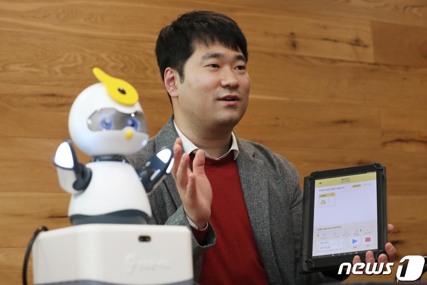 윤영섭 와이닷츠 대표가 뉴스1과 인터뷰에서 인지향상 앵무새 AI로봇 &#39;피오&#39;를 시연하고 있다. 2020.11.3/뉴스1 ⓒ News1 구윤성 기자