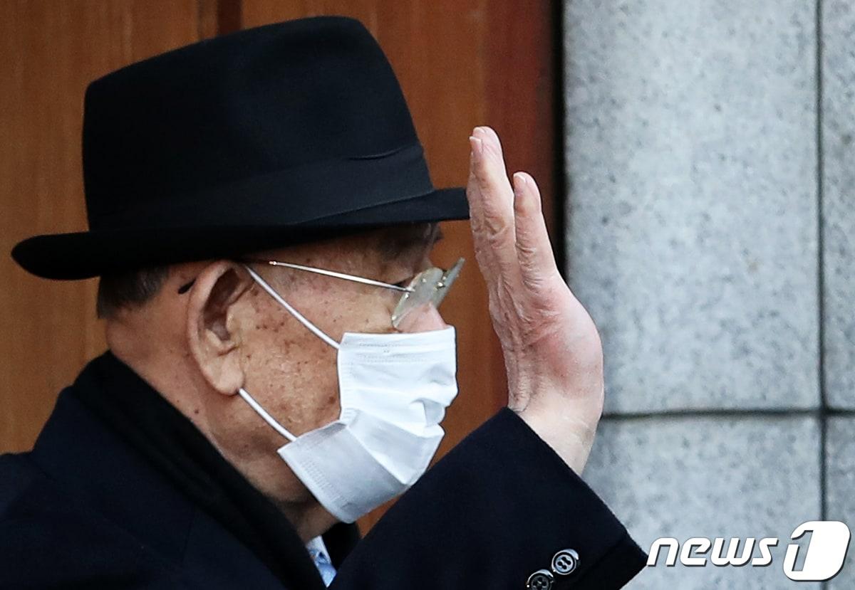 본문 이미지 - 전두환 전 대통령이 23일 사망했다. 향년 90세. 지병을 앓아온 전 전 대통령은 이날 오전 8시40분께 서울 서대문구 연희동 자택에서 숨졌다. 전 전 대통령은 자택 내에서 쓰러져 오전 8시55분께 경찰과 소방에 신고됐으며 경찰은 오전 9시12분께 사망 사실을 확인한 것으로 파악됐다.전두환 씨가 2020년 11월30일 오전 광주지법에서 열리는  고(故) 조비오 신부에 대한 사자명예훼손 혐의로 재판1심 선고공판에 출석하기 위해 서울 연희동 자택을 나서며 손인사를 하고 있다. 2020.11.30/뉴스1 ⓒ News1 이동해 기자