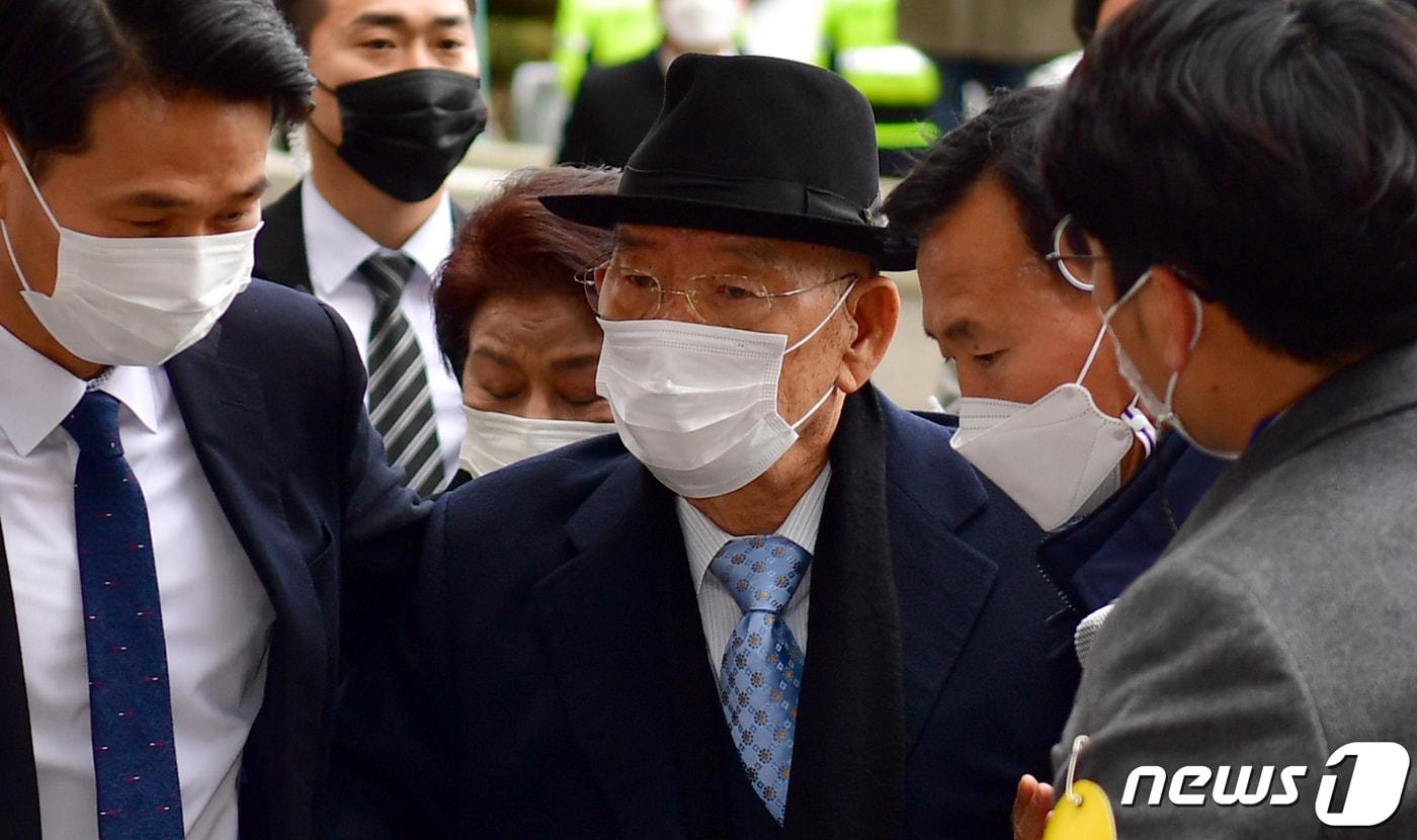 법원 들어가는 전두환. 지난 2017년 4월에 펴낸 회고록에서 5·18 민주화운동 당시 헬기 사격을 목격했다고 증언한 조 신부를 &#39;가면을 쓴 사탄&#39;, &#39;파렴치한 거짓말쟁이&#39;라고 표현해 사자명예훼손 혐의로 불구속 기소됐다. 2020.11.30/뉴스1