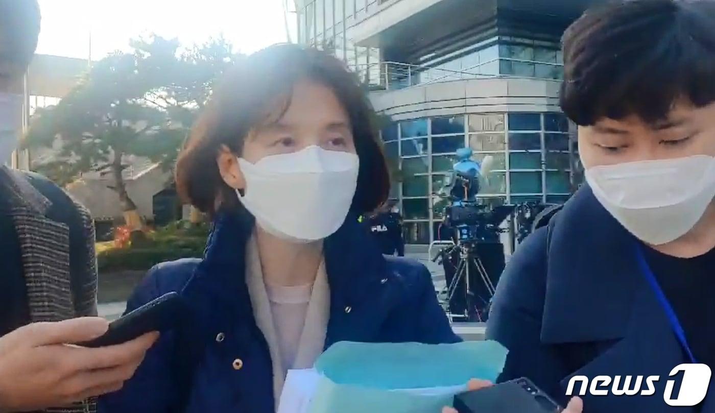 박은정 법무부 감찰담당관이 30일 서울 서초구 서울행정법원에서 열린 법무부의 윤석열 검찰총장에 대한 직무집행정지 처분에 대한 효력 집행정지 심문기일에 추미애 법무부장관 소송수행자 자격으로 참석 후 법원을 나서고 있다. 2020.11.30/뉴스1