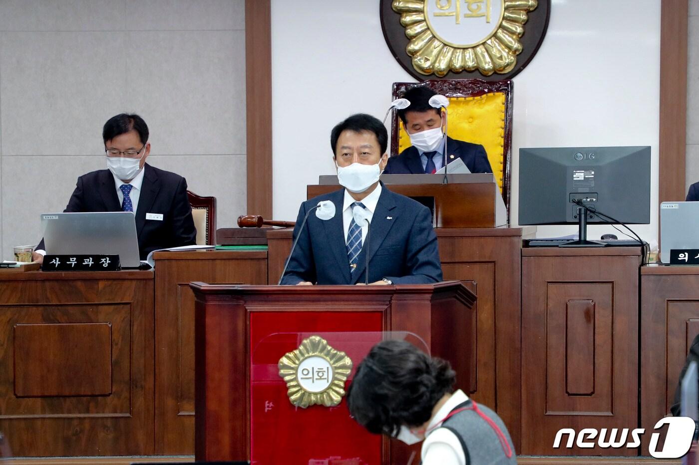 본문 이미지 - 문준희 군수가 30일 개최된 제250회 합천군의회 정례회 1차 본회의에서 2021년 예산안에 대한 시정연설을 하고 있다ⓒ 뉴스1