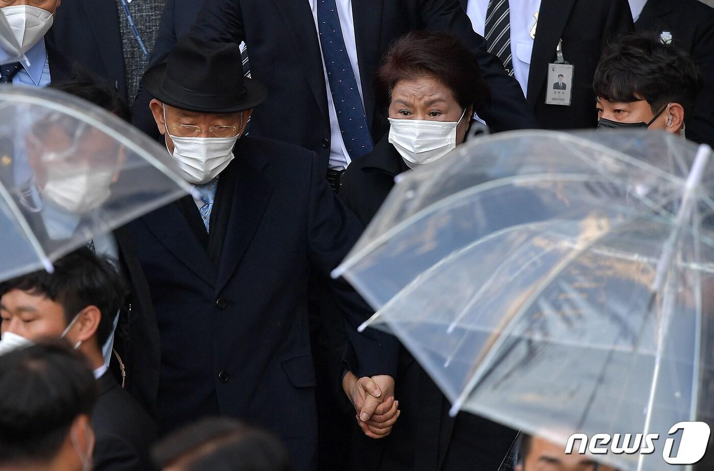 '5·18 헬기사격'을 증언한 고(故) 조비오 신부에 대한 사자명예훼손 혐의로 기소된 전두환씨가 30일 1심 선고 공판을 마친 뒤 광주지방법원을 나서고 있다. 2020.11.30/뉴스1 DB ⓒ News1