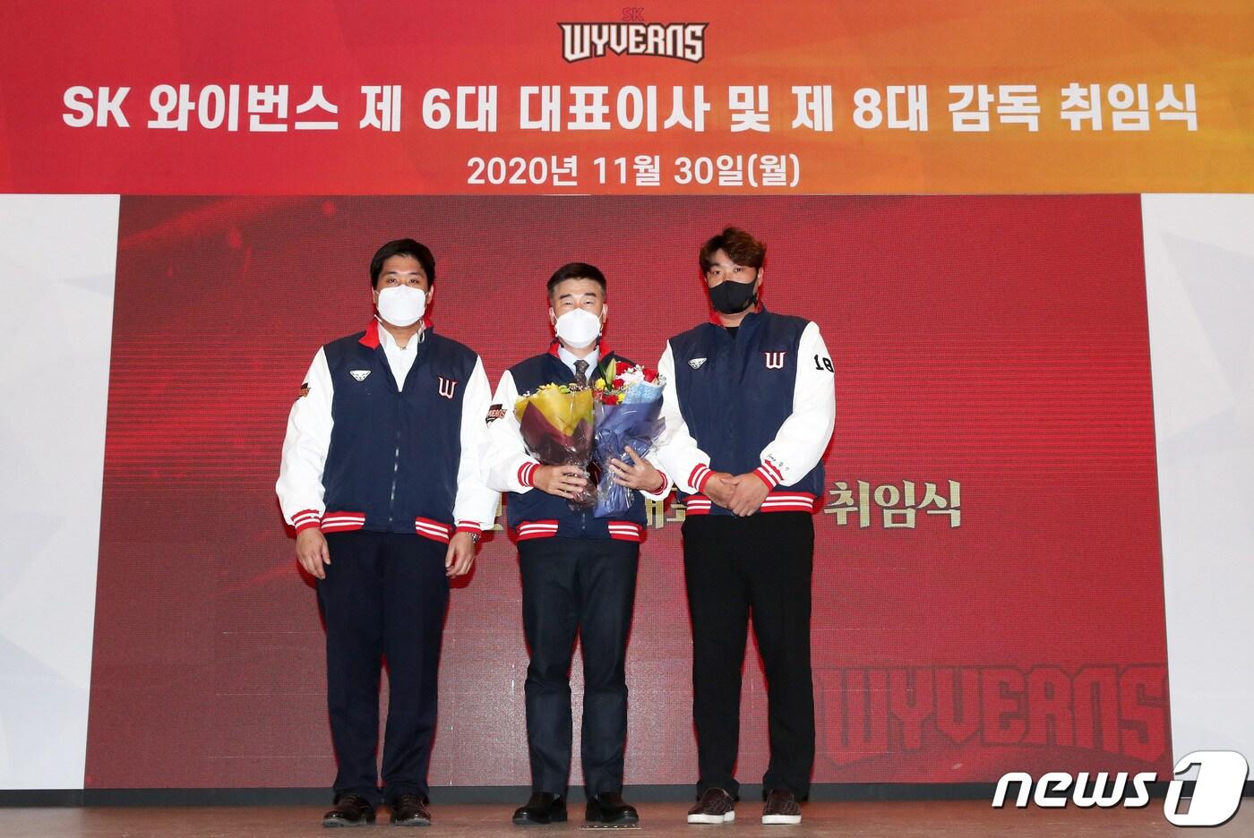 30일 오후 인천 문학구장에서 열린 SK와이번스 제6대 대표이사·제8대 감독 취임식에서 민경삼 SK 신임 와이번스 대표이사(가운데)가 구단 관계자들과 기념촬영을 하고 있다. (SK와이번스 제공) 2020.11.30/뉴스1