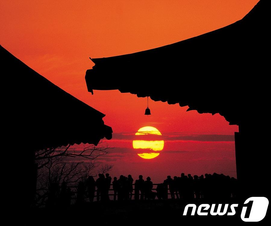 본문 이미지 - 여수 향일암 일출.(여수시 제공) /뉴스1 ⓒ News1