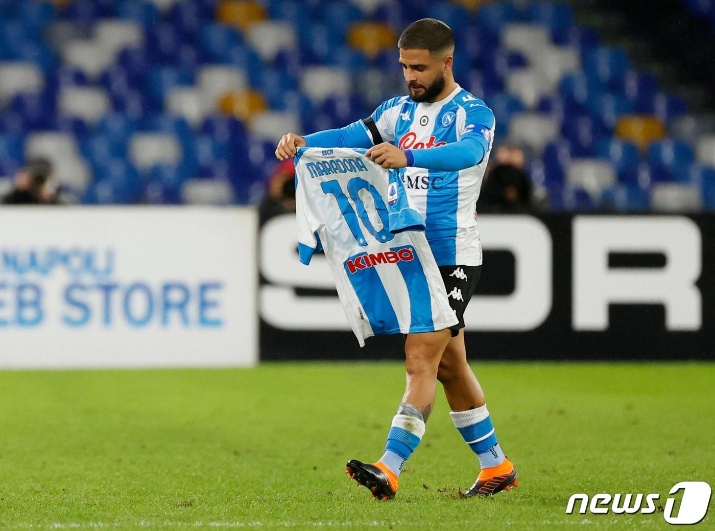 본문 이미지 - 나폴리의 로렌조 인시녜가 30일(한국시간) 이탈리아 나폴리의 산 파올로에서 열린 AS로마와의 2020-21 이탈리아 세리에A 9라운드에서 득점 후 디에고 마라도나의 이름과 10번이 적힌 유니폼을 들고 세리머니를 하고 있다.  ⓒ 로이터=뉴스1