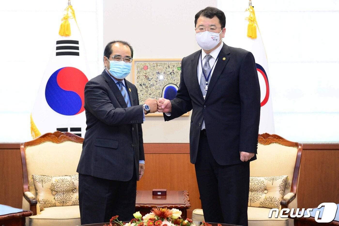 최종건 외교부 제1차관과 모하마드 아쉬리 무다 주한말레이시아 대사. (사진제공=외교부) ⓒ 뉴스1