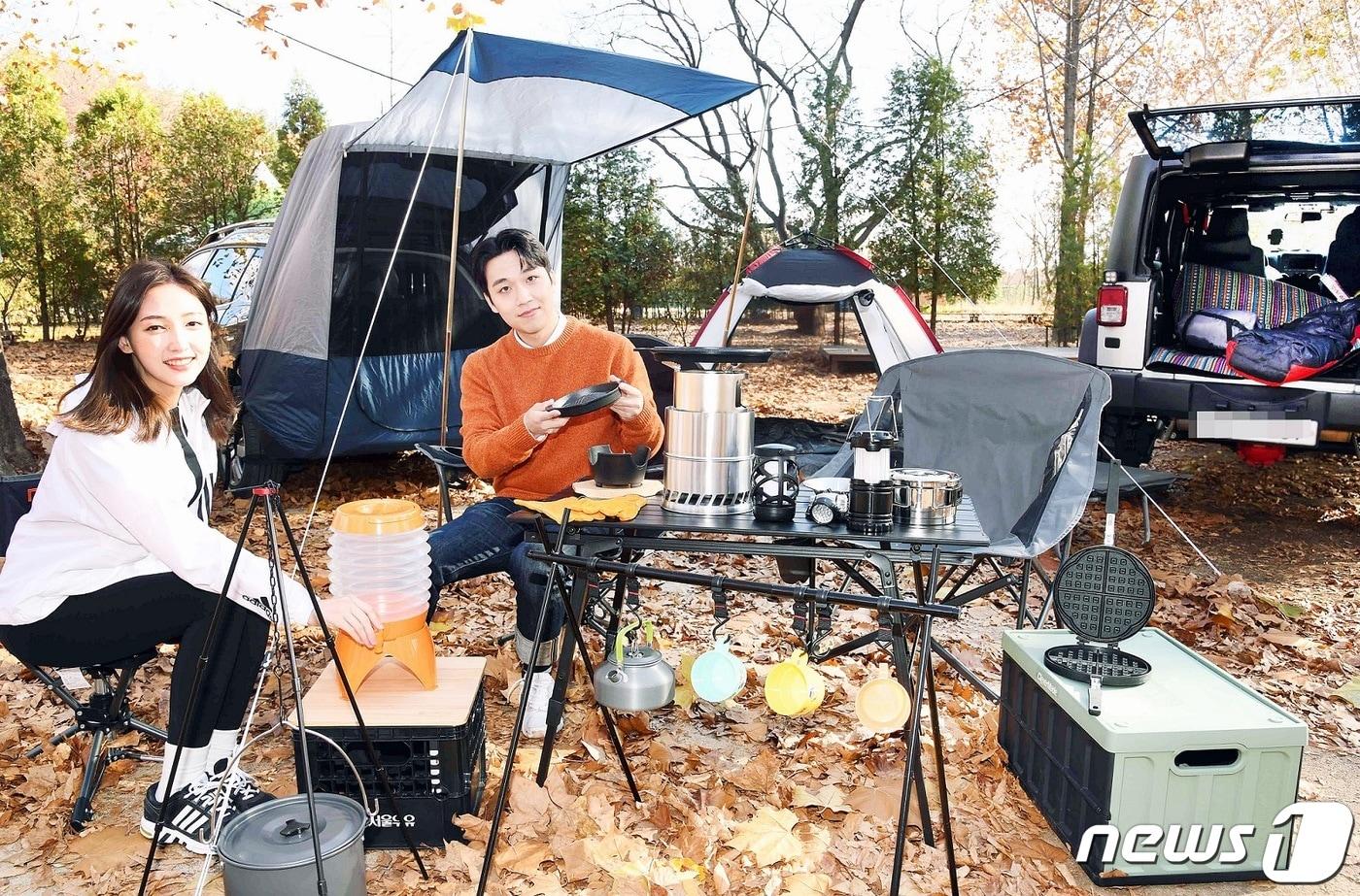 4일 경기도 고양시 한국스카우트연맹 서삼릉청소년야영장에서 모델들이 홈플러스 캠핑용품을 선보이고 있다. (홈플러스 제공) 2020.11.4/뉴스1