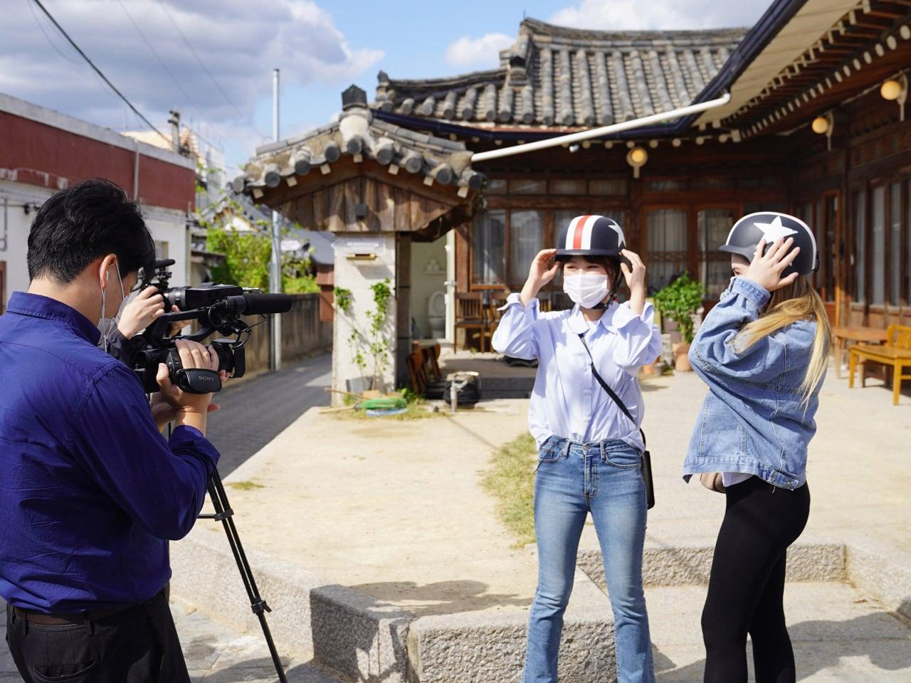 본문 이미지 - 경주에서 해외 인플루언서가 방한관광 홍보영상을 촬영하는 모습 . 한국관광공사 제공