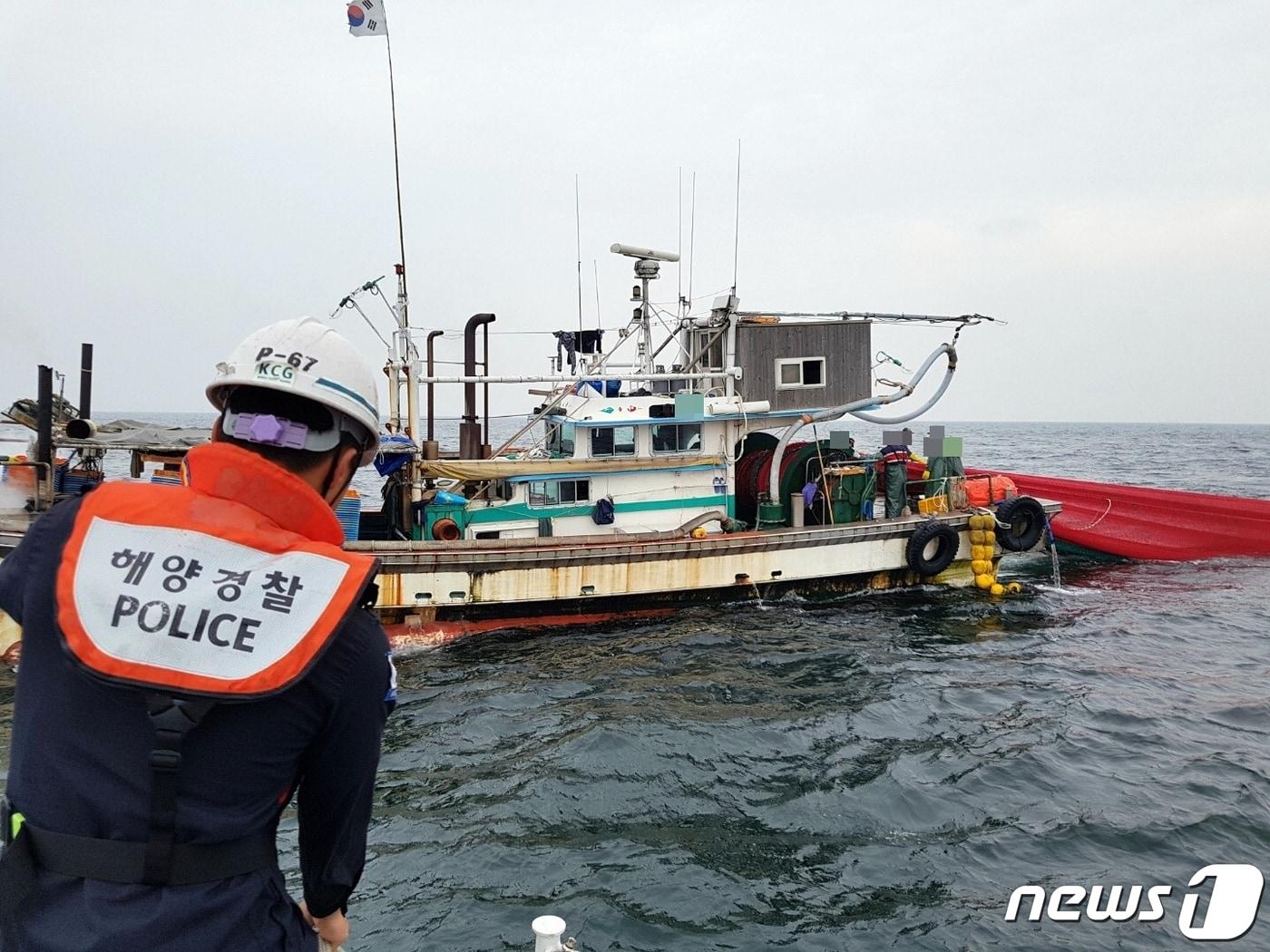 본문 이미지 - 군산해경이 불법조업을 하고 있는 멸치잡이 어선을 단속하고 있다. /ⓒ 뉴스1