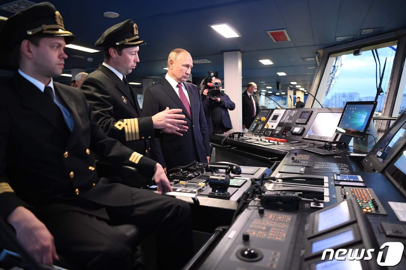 본문 이미지 - 블라디미르 푸틴 러시아 대통령이 3일(현지시간) 상트페테르부르크에서 새로 건조된 디젤-전기 쇄빙선 '빅토르 체르노미르딘' 호의 함장실을 방문하고 있다. ⓒ AFP=뉴스1 ⓒ News1 우동명 기자