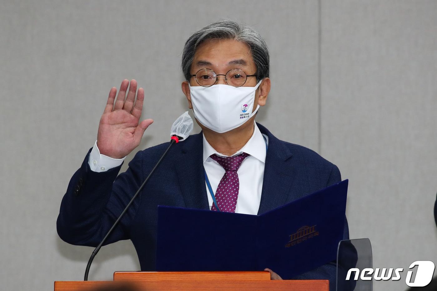 본문 이미지 - 노영민 전 대통령 비서실장이 2020년 서울 여의도 국회에서 열린 국회운영위원회의 청와대 대통령비서실·국가안보실·대통령경호처에 대한 국정감사에서 증인 선서를 하고 있다. 2020.11.4/뉴스1 ⓒ News1 신웅수 기자