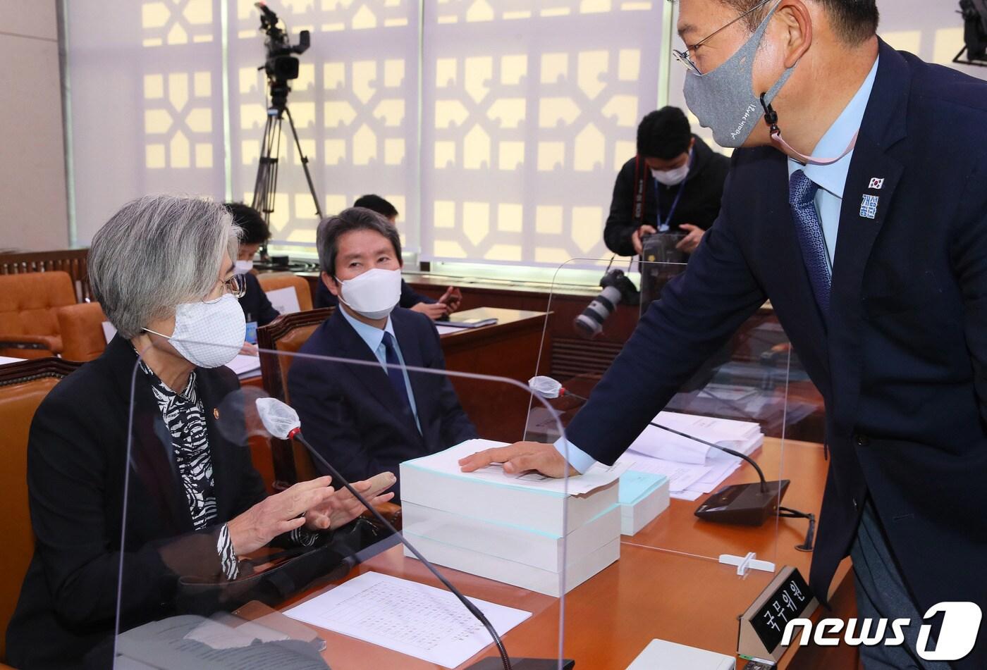 본문 이미지 - 송영길 외교통일위원장과 강경화 외교부 장관, 이인영 통일부 장관이 5일 서울 여의도 국회에서 열린 외교통일위원회 전체회의에 앞서 논의하고 있다. 2020.11.5/뉴스1 ⓒ News1 신웅수 기자