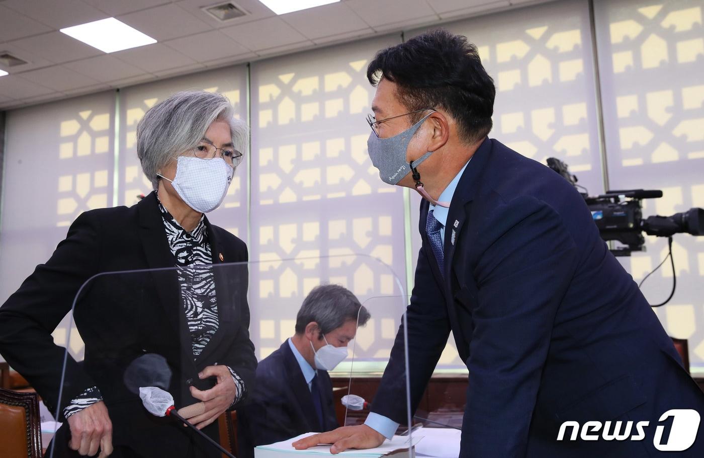 본문 이미지 - 송영길 외교통일위원장과 강경화 외교부 장관이 5일 서울 여의도 국회에서 열린 외교통일위원회 전체회의에 앞서 논의하고 있다. 2020.11.5/뉴스1 ⓒ News1 신웅수 기자