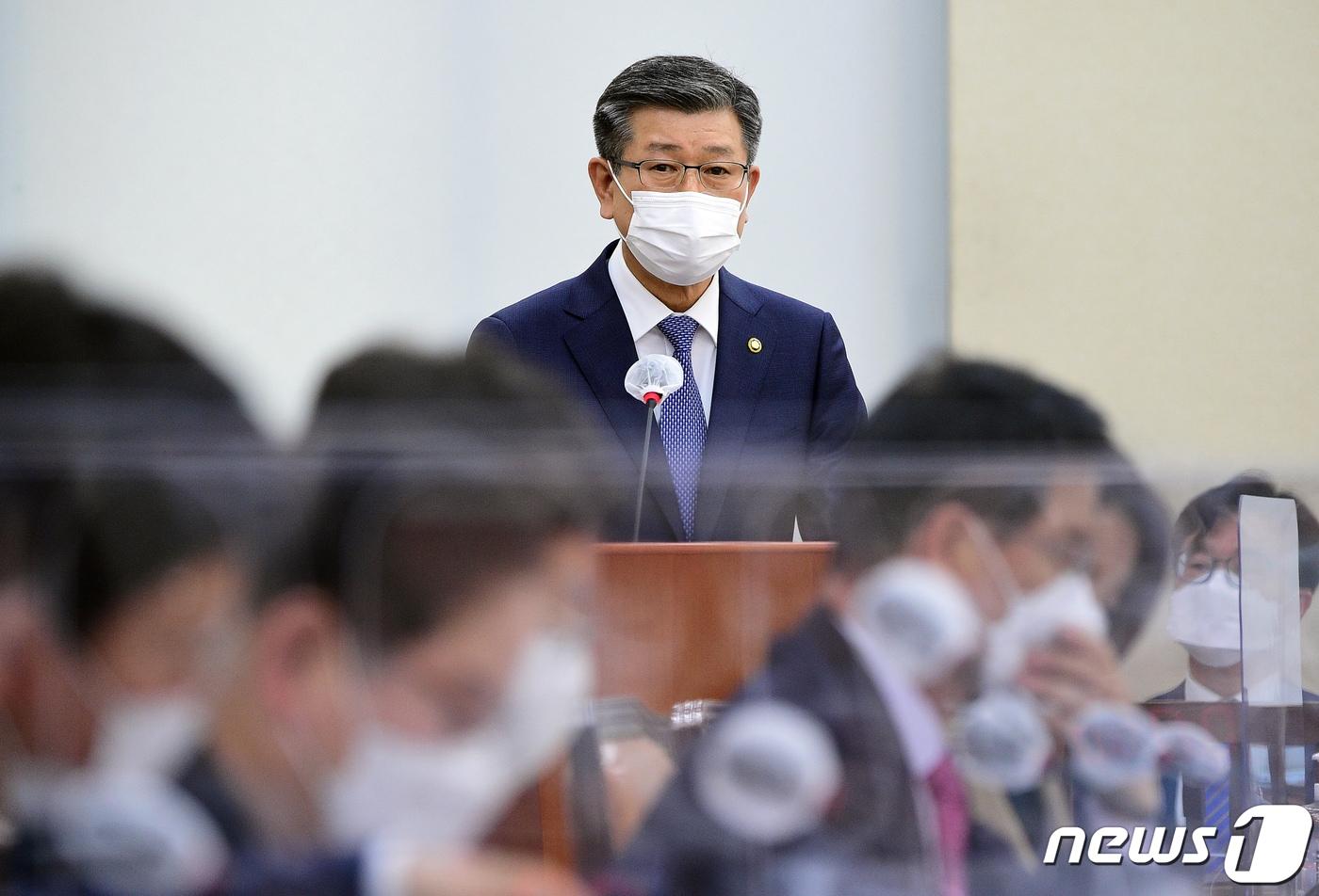 본문 이미지 - 신열우 소방청장이 5일 국회 행정안전위원회 전체회의에 출석해 2021년 예산안에 대한 제안설명을 하고 있다. 2020.11.5/뉴스1 ⓒ News1 성동훈 기자