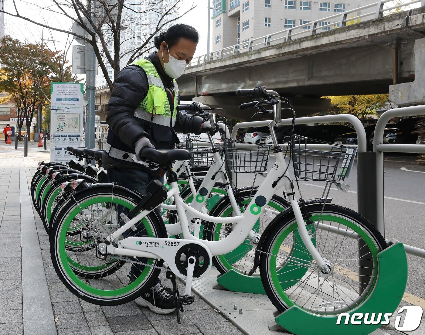 본문 이미지 - 서울 용산구의 한 따릉이 대여소에서 서울시 관계자가 따릉이를 배치하고 있다.  2020.11.5/뉴스1 ⓒ News1 김진환 기자