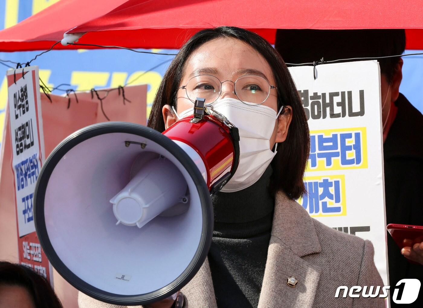 본문 이미지 - 장혜영 정의당 의원이 5일 오후 서울 여의도 국회 앞에서 열린 차별금지법 제정 촉구 기도행진 기자회견에서 발언하고 있다. 2020.11.5/뉴스1 ⓒ News1 신웅수 기자