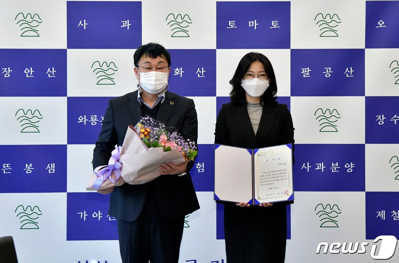 본문 이미지 - 5일 장영수 전북 장수군수(왼쪽)가 농･특산물 판로 확대와 홍보에 기여한 이주영 롯데백화점 전주지점장에게 표창장을 수여하고 있다.(장수군제공)2020.11.5 /뉴스1