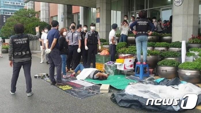본문 이미지 - 지난 8월 어방동 축산물 공판장 일부 세입자들이 김해시청 본관 청사 입구에서 집회를 벌이고 있는 모습. (사진제공 김해시) ⓒ 뉴스1