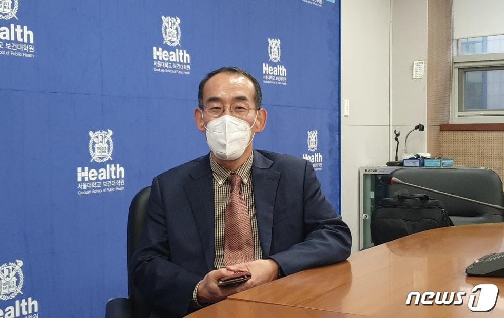 본문 이미지 - 과학기술정보통신부가 수여하는 '건강한 연구실' 현판을 받은 윤충식 서울대학교 보건대학원 산업환경보건연구실 교수가 지난 4일 서울대 보건대학원에서 <뉴스1>과 인터뷰를 하고 있다. 2020.11.4/뉴스1 ⓒ News1 김승준 기자