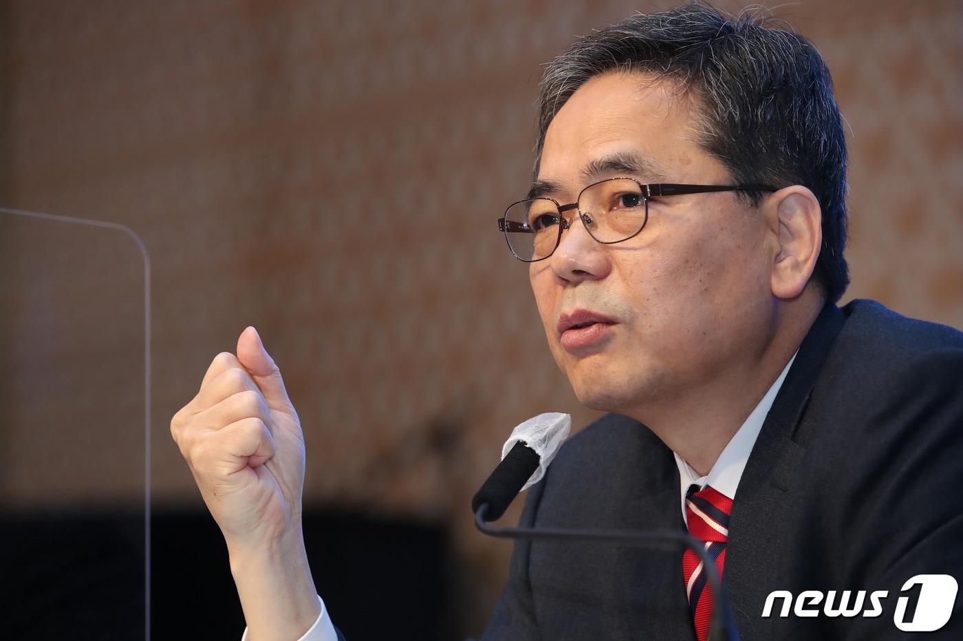 본문 이미지 - 곽상도 국민의힘 대구시당위원장이 6일 오전 대구 호텔수성에서 열린 대구·경북 중견언론인모임 아시아포럼21 정책토론회에 참석해 취재진의 질문에 답하고 있다. 2020.11.6/뉴스1 ⓒ News1 공정식 기자
