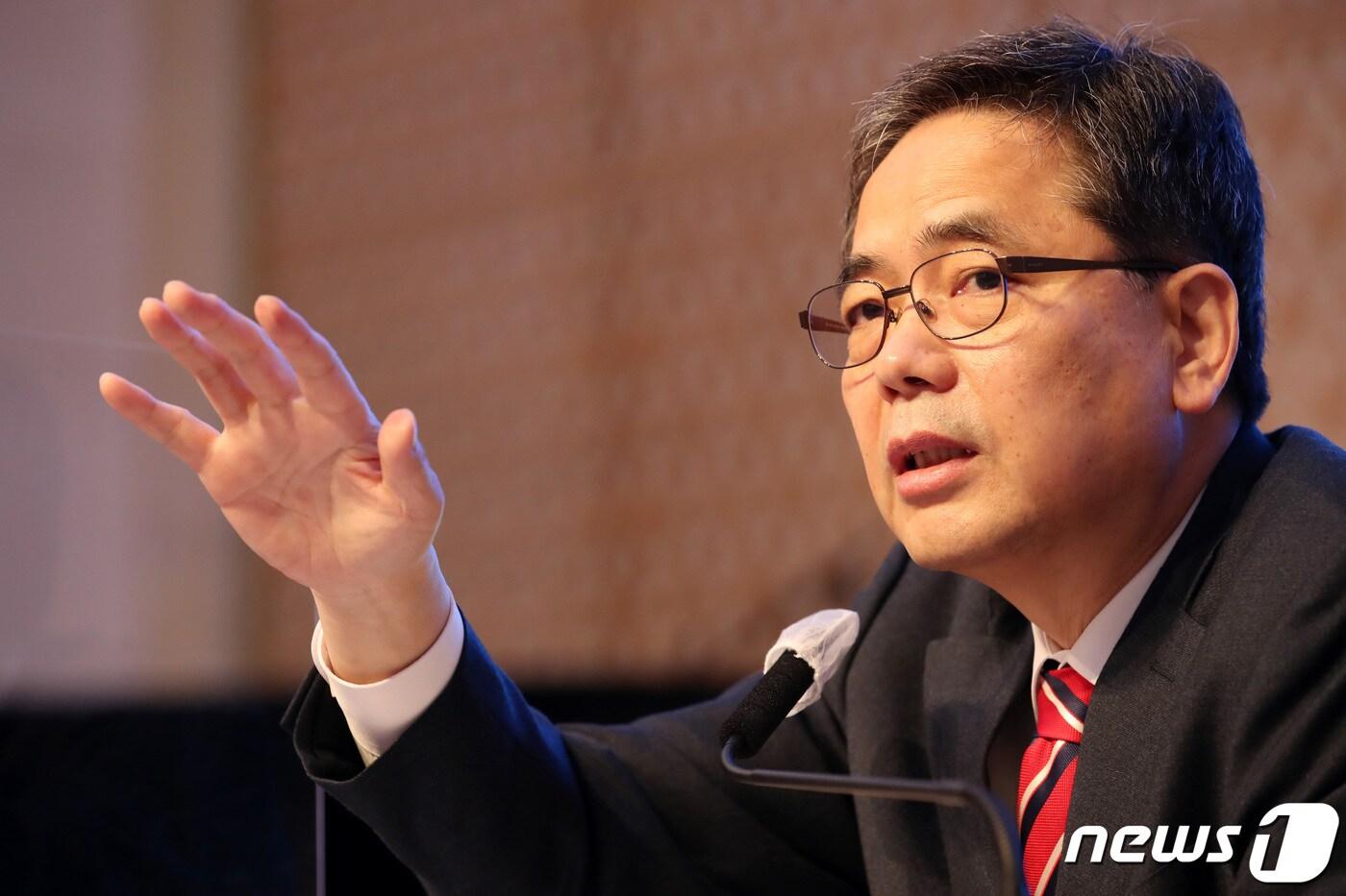 본문 이미지 - 곽상도 국민의힘 대구시당위원장이 6일 오전 대구 호텔수성에서 열린 대구·경북 중견언론인모임 아시아포럼21 정책토론회에 참석해 취재진의 질문에 답하고 있다. 2020.11.6/뉴스1 ⓒ News1 공정식 기자