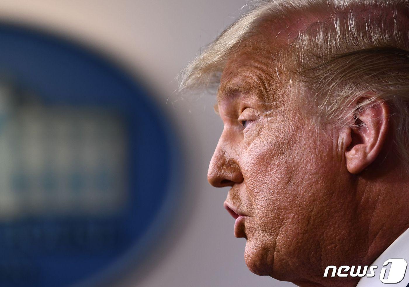 도널드 트럼프 미국 대통령이 5일 (현지시간) 워싱턴 백악관 브래디룸에서 기자회견을 갖고 “합법적인 투표로 계산하면 내가 이긴다, 그러나 그들이 우리로부터 선거를 훔쳐갈 수 있다”고 말하며 "선거 과정이 대법원에서 끝날 수도 있다＂고 밝히고 있다. ⓒ AFP=뉴스1 ⓒ News1 우동명 기자