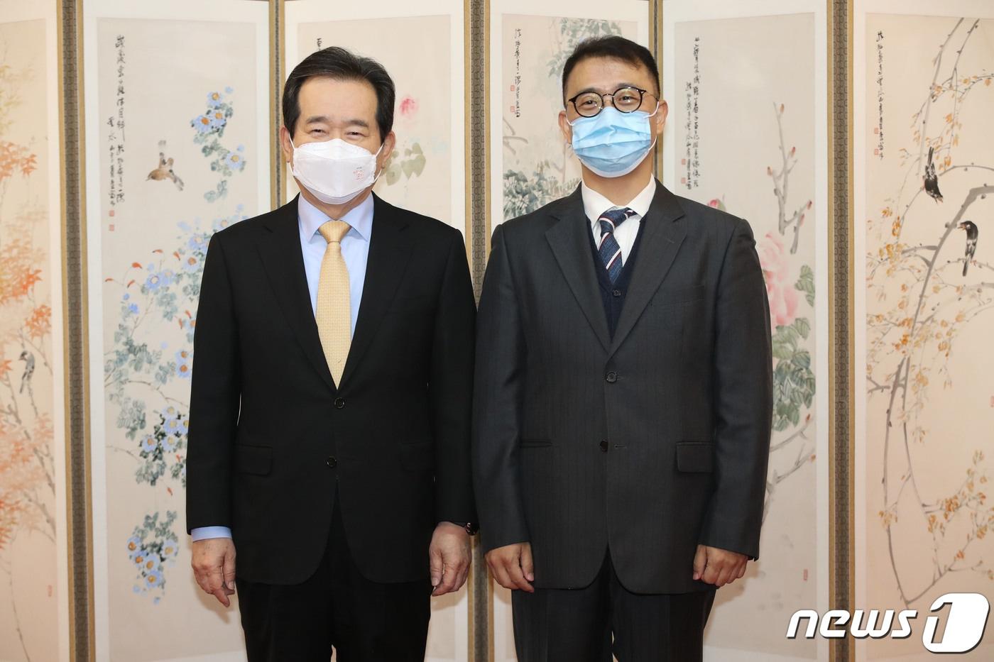 정세균 국무총리가 6일 서울 종로구 총리공관에서 열린 특별보좌관 및 자문위원 위촉장 수여식에서 한상익 특보에게 임명장을 수여하고 있다. 2020.11.6/뉴스1 ⓒ News1 이광호 기자