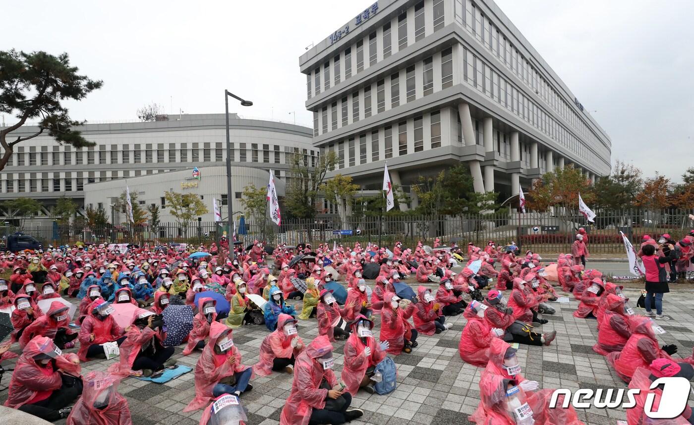 본문 이미지 - 초등돌봄교실 법제화와 지자체 이관 중단 등을 요구하며 총파업에 나선 전국학교비정규직노조 소속 돌봄전담사들이 6일 세종시 정부세종청사 교육부 앞에서 파업대회를 열고 있다./뉴스1 ⓒ News1