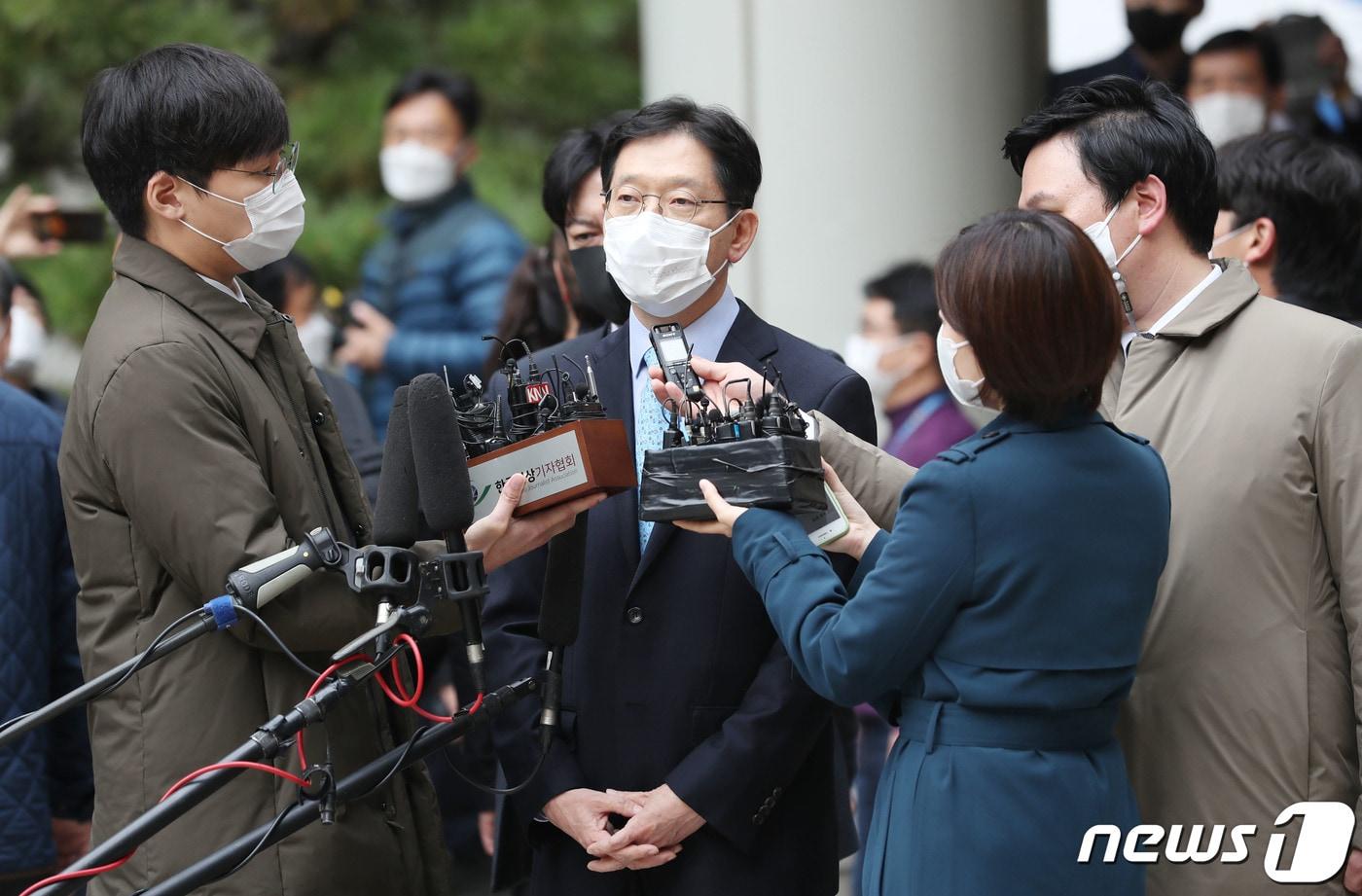 본문 이미지 - '드루킹 댓글 조작 공모' 혐의로 기소된 김경수 경남도지사가 지난해 11월 6일 오후 서울 서초구 서울고등법원에서 열린 컴퓨터등장애업무방해 등 항소심 선고 공판을 마친 후 심경을 밝히고 있다. 2020.11.6/뉴스1 ⓒ News1 임세영 기자