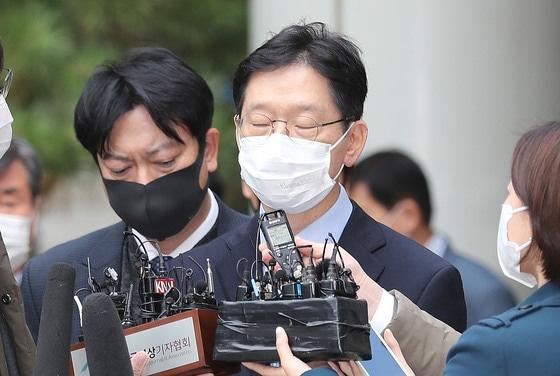 본문 이미지 - '드루킹 댓글 조작 공모' 혐의로 기소된 김경수 경남도지사가 지난 6일 2심에서 징역 2년형을 선고받은 뒤 착잡한 표정으로 "대법원에서 나머지 절반의 진실을 찾겠다"고 밝히고 있다. ⓒ News1 