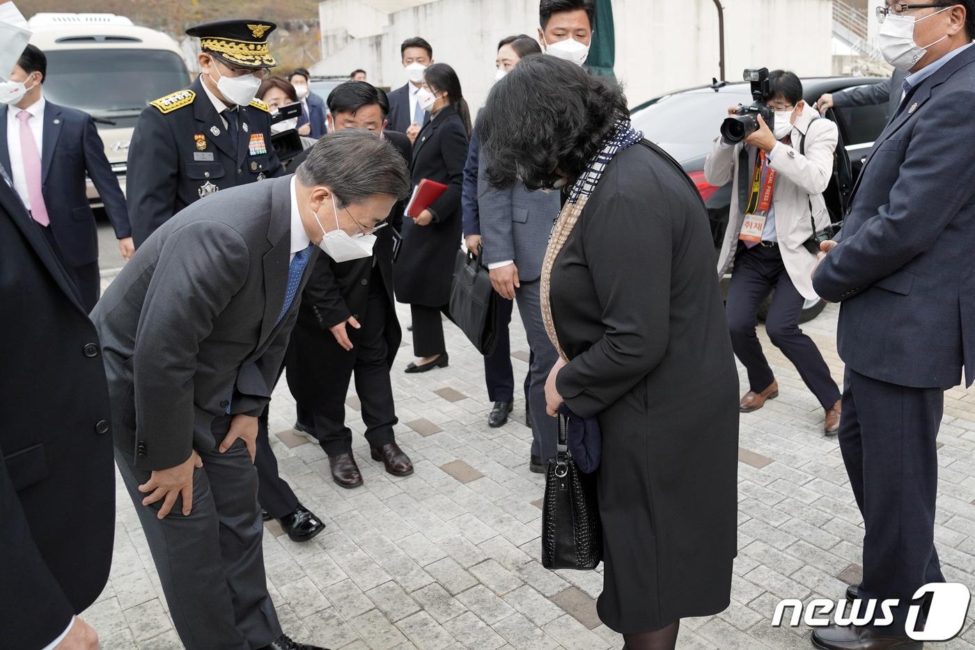 본문 이미지 - 문재인 대통령이 6일 충남 공주시 중앙소방학교에서 '살려서 돌아오라, 살아서 돌아오라'를 주제로 열린 제58주년 소방의 날 기념식을 마친 후 순직 소방관 유가족에게 인사하고 있다. 2020.11.6/뉴스1 ⓒ News1 유승관 기자