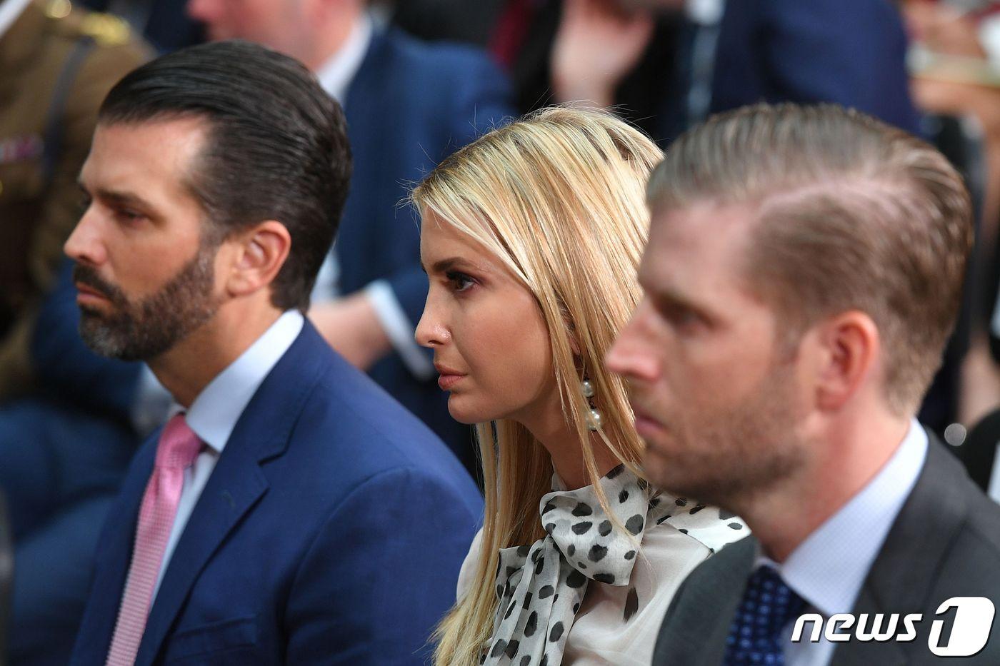 본문 이미지 - 도널드 트럼프 미국 대통령의 장녀 이방카 트럼프(사진 중간)과 장남 트럼프 주니어(오른쪽), 차남 에릭 트럼프(왼쪽).  ⓒ AFP=뉴스1