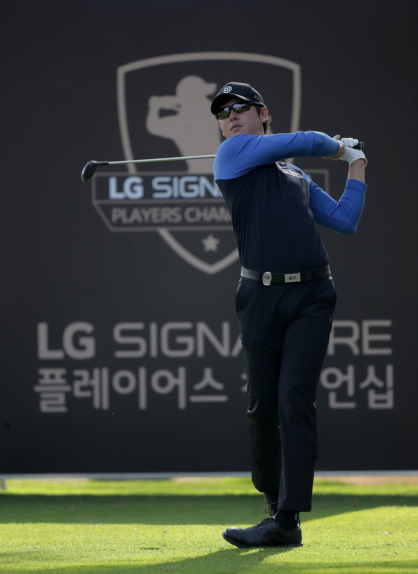 본문 이미지 - 김태훈이 7일 경기도 파주 광탄면 서원밸리CC에서 열린 'LG 시그니처 플레이어스 챔피언십' 3라운드 18번홀에서 티샷을 하고 있다. (KPGA 제공) 2020.11.7/뉴스1