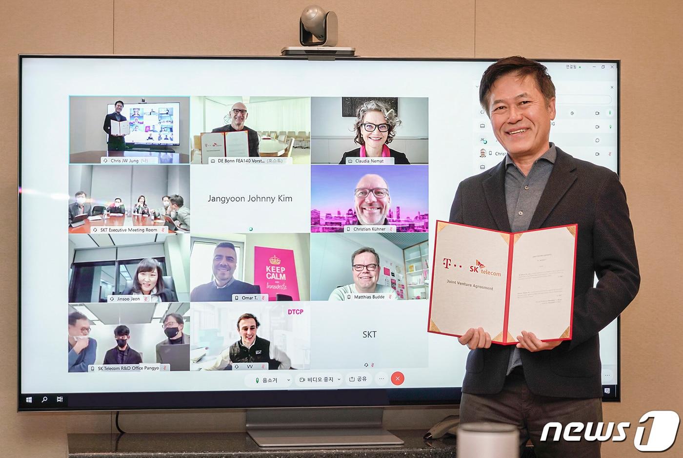 지난 11월6일 오후 SKT 서울 을지로 본사 회의실에서 박정호 사장과 팀 회트게스(Tim Höttges) 도이치텔레콤 회장(화면 첫줄 두번째)이 영상회의를 통해 '5G 기술 합작회사' 설립 최종 계약을 체결했다.  (SKT 제공) 2020.11.8/뉴스1 ⓒ News1 김진환 기자