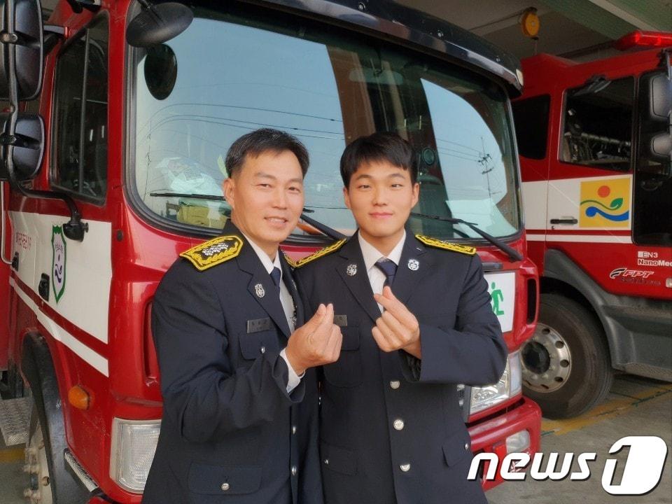 본문 이미지 - 영암소방서 대응구조과 임동곤 소방령(51)과 목포소방서 삼학119안전센터의 임학 소방사(21)가 제58주년 소방의날을 함께 맞이한 기념으로 포즈를 취하고 있다. (독자제공) 2020.11.9/뉴스1