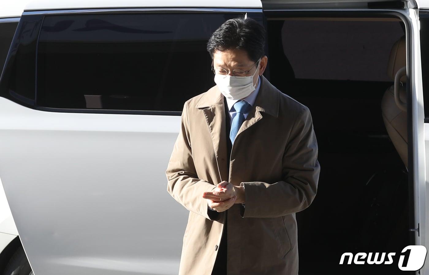 본문 이미지 - 김경수 경남도지사가 9일 오전 경남 창원시 의창구 경남도청으로 출근하고 있다. 지난 6일 댓글을 이용한 불법 여론조작 혐의로 기소된 김경수 도지사가 1심에 이어 항소심에서도 실형을 선고 받았으며, 공직선거법 위반 혐의는 무죄가 선고됐다. 실형이 선고됐으나 법정에서 구속되지는 않았다. 2020.11.9/뉴스1 ⓒ News1 여주연 기자