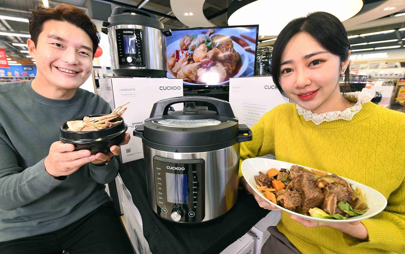 모델들이 멀티 압력 쿠커 '쿠쿠 스피드팟'으로 만든 음식을 선보이고 있다.(홈플러스 제공)ⓒ 뉴스1